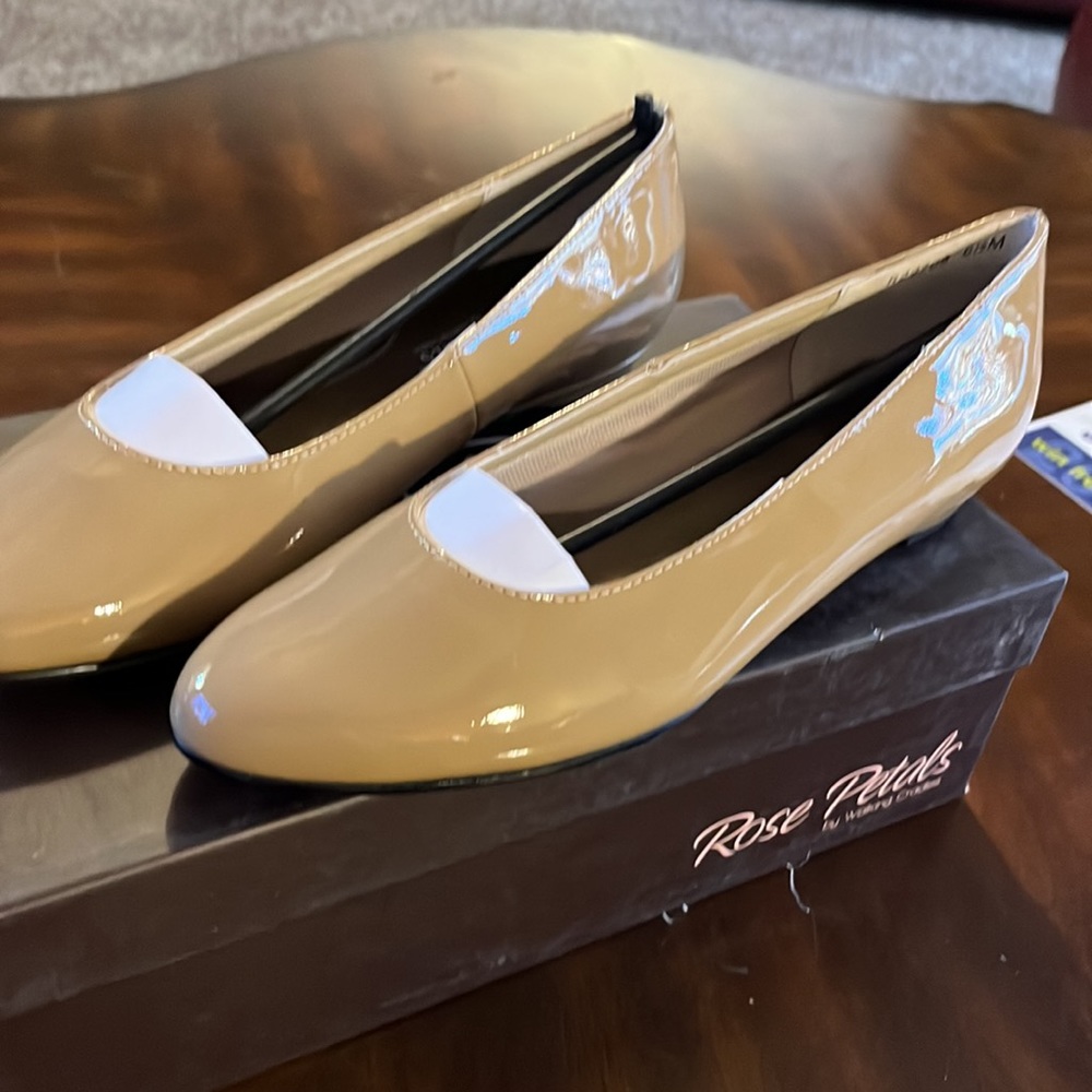 (150)NWT ladies tan flats by Rose Petals/Walking Cradles. Size 6 1/2 medium.